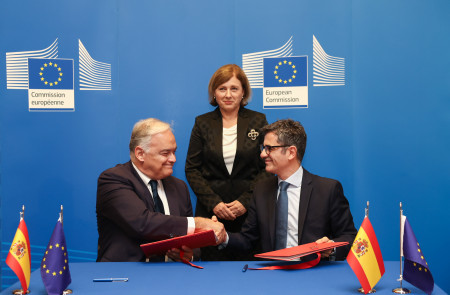 <p>Esteban González Pons y Félix Bolaños, durante la firma del acuerdo de renovación del CGPJ. / <strong>Jennifer Jacquemart (Comisión Europea)</strong></p>