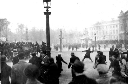 <p>Enfrentamientos entre los manifestantes y la policía en la plaza de la Concordia, París, el 6 de febrero de 1934. / <strong>L'Histoire par l'image.</strong></p>