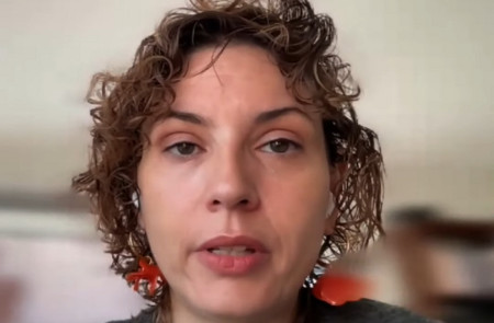 <p>Mira Turajlić, durante una intervención en la que presenta su documental <em>No Alineados: escenas de las bobinas de Labudović</em>. / <strong>YouTube (Progressive International)</strong></p>