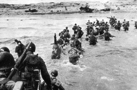 <p>Soldados estadounidenses desembarcando en la playa de Utah en junio de 1944. / <strong>Public Domain</strong></p>