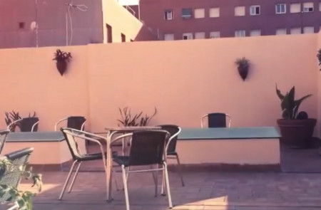 <p>Fotograma del vídeo promocional de una <em>llar</em> residencia. / <strong>YouTube (Llar Residencia el Maresme)</strong></p>