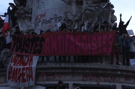 <p>Votantes de izquierda celebran la victoria frente a la ultraderecha en la Place de la Republique, en París. / <strong>YouTube (AFP)</strong></p>