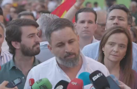 <p>El líder de Vox, Santiago Abascal, atiende a los medios de comunicación en junio de 2023. A la izquierda de la imagen, Juan García-Gallardo, vicepresidente de la Junta de Castilla y León. / <strong>Redes sociales</strong></p>