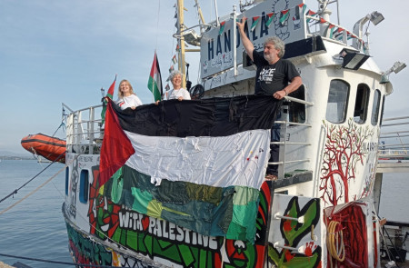<p>El <em>Handala</em> zarpando del puerto de Santander, a bordo representantes de Rumbo a Gaza: Pilar Barrado, Ángeles Cabría y Sergio Tamayo. / <strong>Rumbo a Gaza</strong></p>
