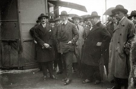 <p>Miguel de Unamuno junto a un grupo de personas en Gipuzkoa en 1924. / <strong>Fondo Marín-Kutxa Fototeka</strong></p>