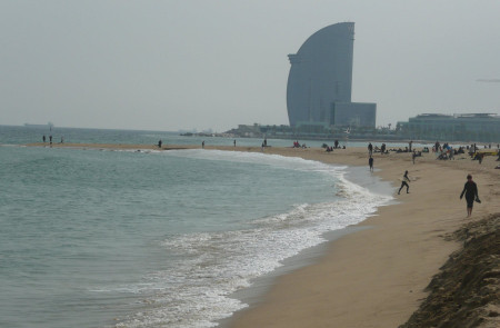 <p>Playa de la Barceloneta, en la ciudad de Barcelona. / <strong>Paul Stephenson</strong></p>