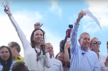 <p>Los opositores venezolanos María Corina Machado y Edmundo González saludan a la multitud en un acto electoral reciente. /<strong> RTVE</strong></p>