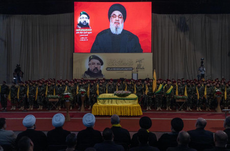 <p>Hasán Nasrala, líder de Hezbolá, el jueves durante las condolencias y el discurso tras la muerte en Beirut de Fuad Shukur, uno de los fundadores de la milicia y líder del brazo armado en el sur del país.<strong> / M. M.<br /></strong></p>