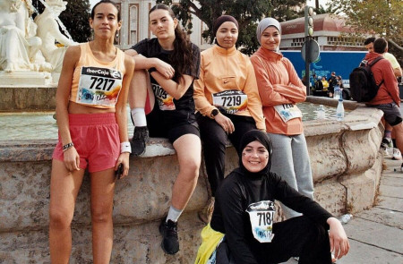 <p>Activistas de Hijabeuses durante un viaje a Valencia para competir en una carrera de 10 km. / <strong>Instagram (@leshijabeuses)</strong></p>