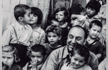 <p>Pablo Neruda con algunos niños y niñas del pasaje. <strong>/ Hamaika Bide</strong></p>