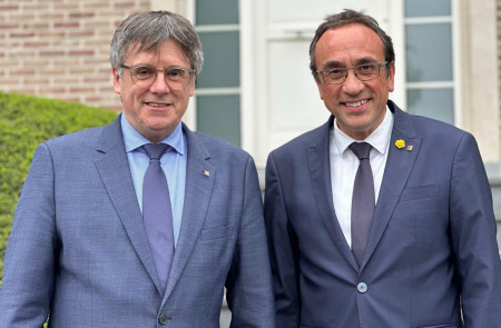 <p>Josep Rull y Carles Puigdemont, durante la visita del presidente del Parlament a los políticos del procés exiliados, junio de 2024. / <strong>X (@KRLS)</strong></p>