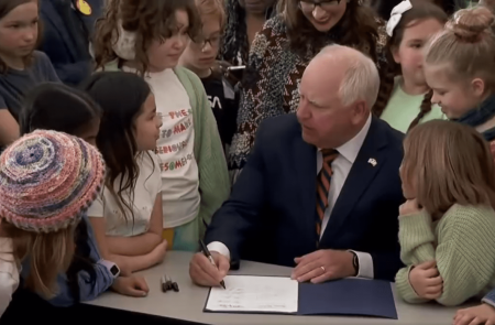 <p>Tim Walz firmando el programa estatal que garantizaba desayunos y almuerzos gratis a todos alumnos de la escuela pública. / <strong>X</strong></p>