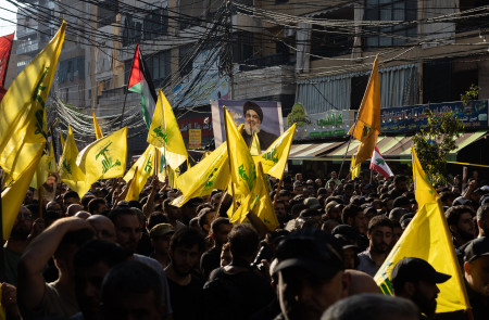 <p>Un poster de Hasán Nasrala, líder de Hezbolá, en la procesión que acompaña al féretro de Fuad Shukur, alto comandante de la milicia asesinado en un ataque israelí en Beirut. / <strong>M. M.</strong></p>