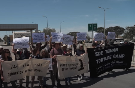 <p>Ciudadanos israelís se manifiestan contra las detenciones frente al campo de concentración de Sde Teiman. / <strong>CNN</strong></p>