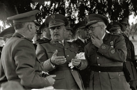 <p>Yagüe (a la derecha) junto a Franco en unas maniobras militares en 1946. / <strong>Kutxa Fototeka</strong></p>