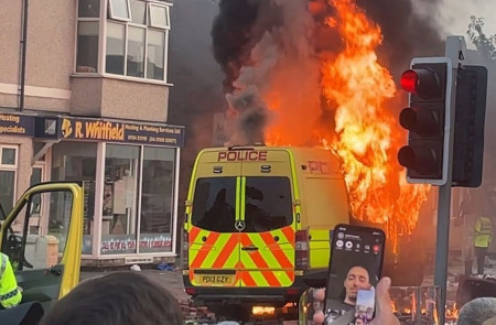 <p>Furgoneta en llamas durante los disturbios de Southport (Inglaterra) en julio de 2024. / <strong>StreetMic LiveStream</strong></p>