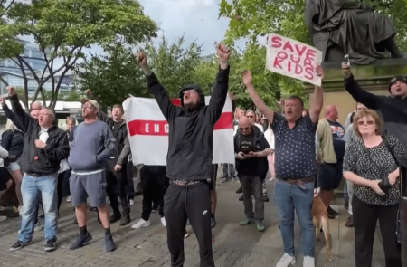 <p>Manifestantes de ultraderecha durante los disturbios de Liverpool. /<strong> RTVE</strong></p>