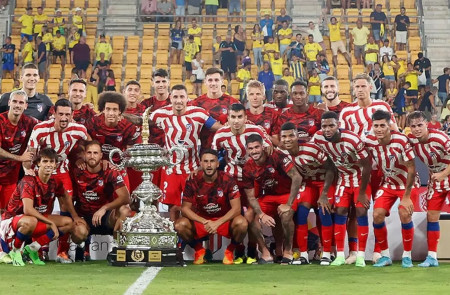 <p>Los jugadores del Atlético posan con el Trofeo Carranza 2022. / <strong>Atlético de Madrid</strong></p>