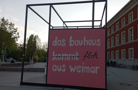 <p>Instalación en la que se lee en alemán “La Bauhaus surgió [palabra tachada] de Weimar. La Bauhaus huyó de Weimar”. /<strong> M.M. </strong><strong></strong></p>