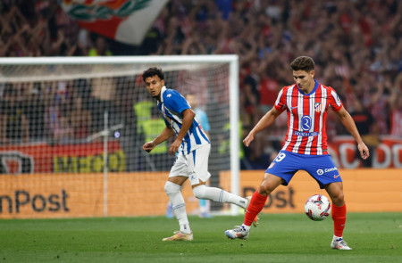 <p>Julián Álvarez controla un balón ante la mirada de El Hilali. / <strong>Ángel Gutiérrez (Club Atlético de Madrid)</strong></p>