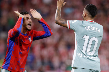 <p>Koke felicita a Correa tras el 0-1 definitivo. / <strong>Ángel Gutiérrez</strong></p>