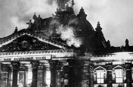 <p>Fachada del Reichstag durante el incendio de 1933. / <strong>Wikipedia</strong></p>