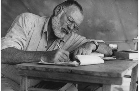 <p>Ernest Hemingway escribiendo en un campamento en Kenia, 1953. / <strong>Look Magazine</strong></p>