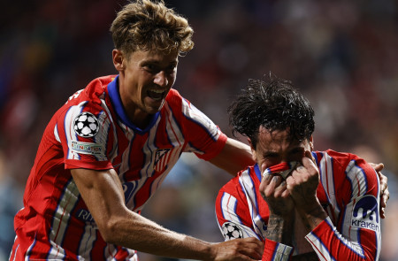 <p>Llorente y Giménez celebran el gol del uruguayo que dio la victoria a los colchoneros. / <strong>Club Atlético de Madrid</strong></p>