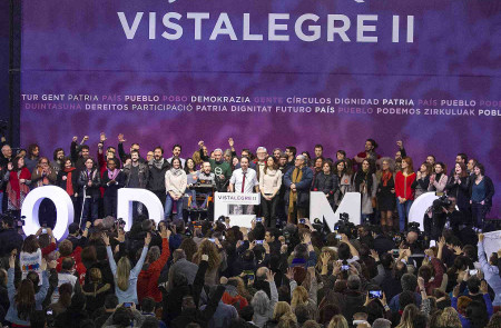 <p>Cargos y representantes de Podemos saludan desde el escenario en el cierre del Congreso de Vistalegre. / <strong>Manolo Finish</strong></p>