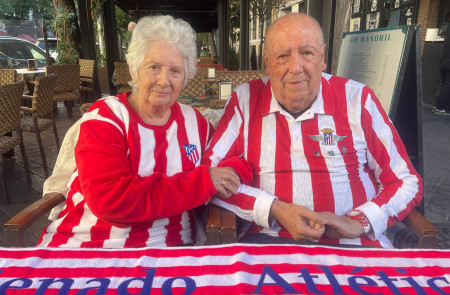 <p>Nieves Medrano y Andrés Serrano, fieles aficionados del Atlético de Madrid, durante la entrevista. / <strong>R.U.</strong></p>