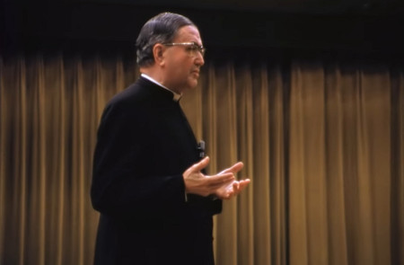 <p>Josemaria Escrivá de Balaguer durante un encuentro con fieles en Brasil, 1974. / <strong>YouTube (San Josemaría)</strong></p>