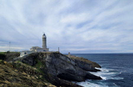 <p>Vista del faro de Cabo Mayor desde Mataleñas, en Santander. / <strong>Emilio Gómez Fernández </strong></p>