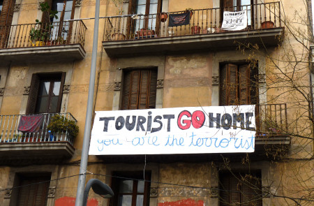 <p>Pancarta en protesta del turismo masivo en Barcelona. / <strong>Miltos Gika</strong></p>