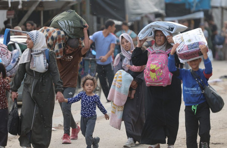 <p>Palestinos llegando a Gaza tras huir del campamento de Yabalia. 6 de octubre de 2024. / <strong>Omar El-Qataa</strong></p>