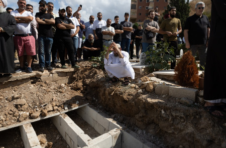 <p>Funeral masivo de las víctimas de la masacre de Ain el Deld, pueblo a las afueras de Sidón, en la primera fosa común en la guerra del Líbano. / <strong>M.M.</strong></p>