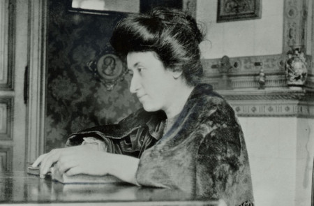 <p>Rosa Luxemburgo, en su casa de Berlín, en 1907. </p>