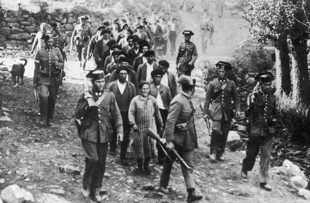 <p>Una columna de Guardias Civiles con mineros capturados en Brañosera (Palencia), el 8 de octubre de 1934. / <strong>Concern Illustrated Daily Courier</strong></p>