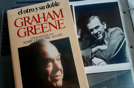 <p>Un ejemplar de 'El otro y su doble', biografía de Graham Greene en conversaciones con Marie-Françoise Allain y una foto del escritor en su juventud. / <strong>H.J.R.</strong></p>