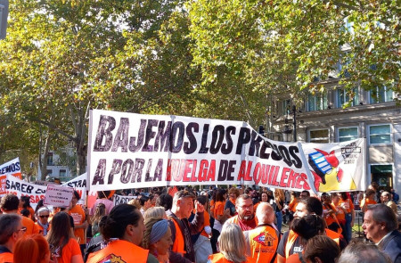 <p>Pancarta del Sindicato de Inquilinas e Inquilinos de Madrid durante la manifestación del 13O. / <strong>X (@InquilinatoMad)</strong></p>