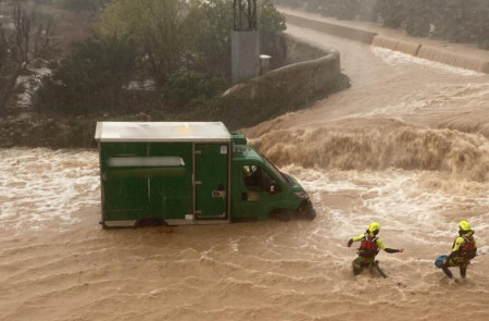 <p>Rescate de un conductor de reparto de Mercadona atrapado por el agua en Alzira (Valencia), en la tarde del 29 de octubre. / <strong>Bombers Consorci VLC</strong></p>