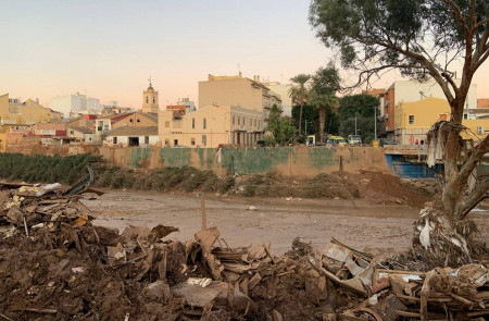 <p>Una calle de Paiporta, destrozada por las inundaciones. / <strong>P. C.</strong></p>