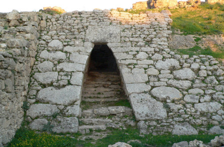 <p>Entrada del palacio de Ugarit. / <strong>Disdero (Wikimedia Commons)</strong></p>