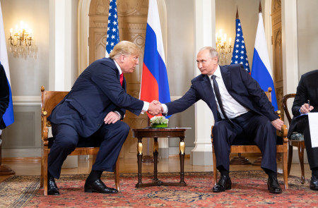 <p>El entonces presidente Donald Trump saluda al presidente ruso Putin durante un reunión celebrada en 2018. /<strong> Trump White House Archived</strong></p>