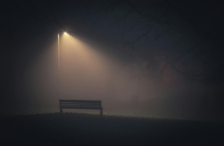 <p>Imagen de recurso de una farola iluminando un banco del parque. / <strong>Pexels</strong></p>