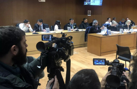 <p>Los acusados de asesinar a Samuel Luiz Muñiz, en la sala de vistas de la Audiencia Provincial de A Coruña. / <strong>Juan Oliver</strong></p>