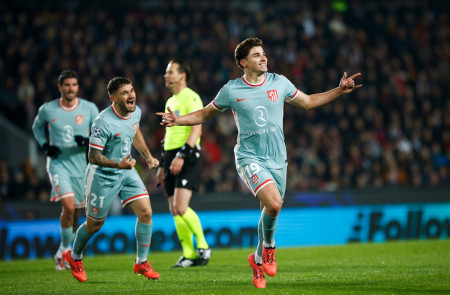 <p>Julián Álvarez celebra uno de sus tantos en la goleada en casa del Sparta de Praga. / <strong>Club Atlético de Madrid</strong></p>