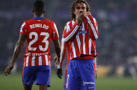 <p>Griezmann besa el escudo, tras marcar el cuarto tanto. / <strong>CAM</strong></p>