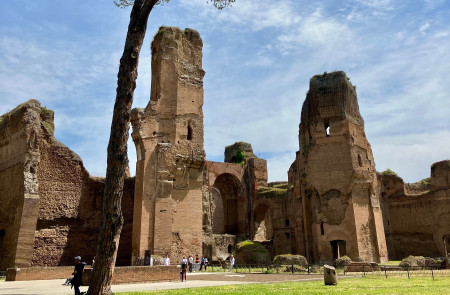 <p>Imagen exterior de las Termas de Caracalla. / <strong>D. H. F.</strong></p>