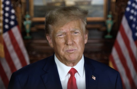 <p>Donald Trump en uno de sus comunicados <em>I am your voice,</em> sobre <em>personas sin hogar, drogadictos y trastornados peligrosos</em>. / <strong>Rumble</strong></p>