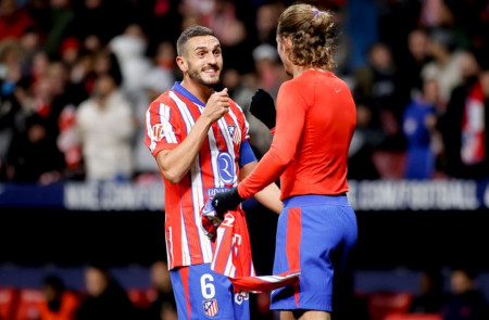 <p>Koke y Griezmann durante el partido contra el Sevilla. / <strong>Club Atlético de Madrid</strong></p>